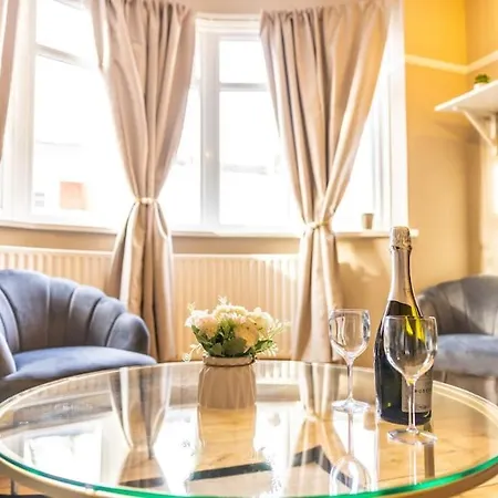 Stunning 3 Bed Home In New Malden, South West London -Newly Decorated - Free Parking - Ultrafast Wifi - Smart Tv - Netflix - Sleeps Up To 6! Close To Wimbledon And Kingston.-3