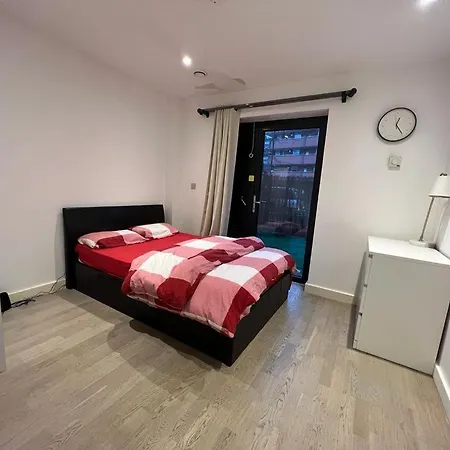 Cape House London: Spacious 4-Bedroom Retreat with Garden-2