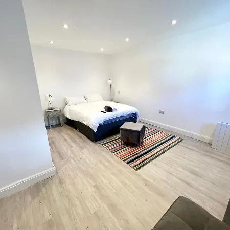 Cosy Trio: Flexible Stay Near Mall with Parking-3