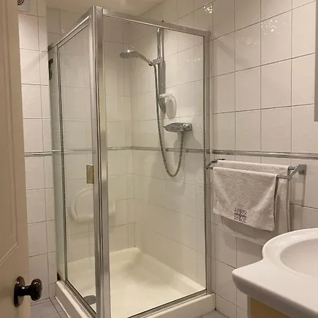 Cheerful Kingsize Room For Single Use-3