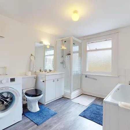 Cheerful 4 Bedroom Victorian House With Back Courtyard-3