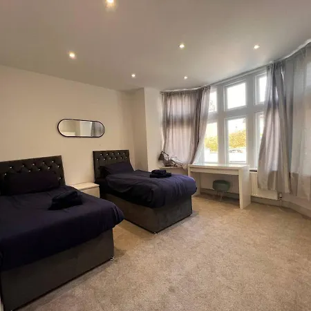 Star London Finchley Road 3-Bed Oasis With Garden-3