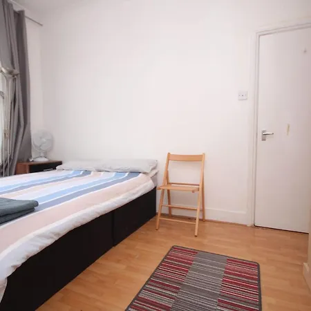 Great Flat Located In Trendy Soho-2