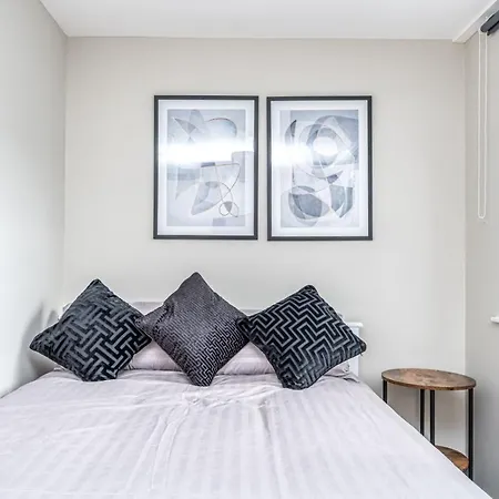 Bright Guest House In Canary Wharf-2