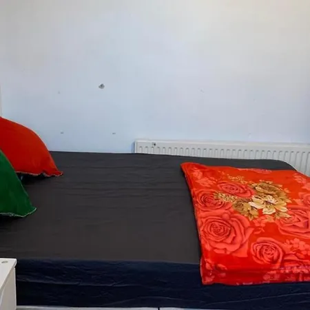 Extra Large Bedroom In London Beside The St James Street Railway Station-3