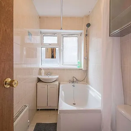 Cheerful Double Bedroom 4-3