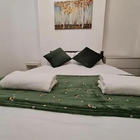 Canary Wharf Holiday Rooms-2