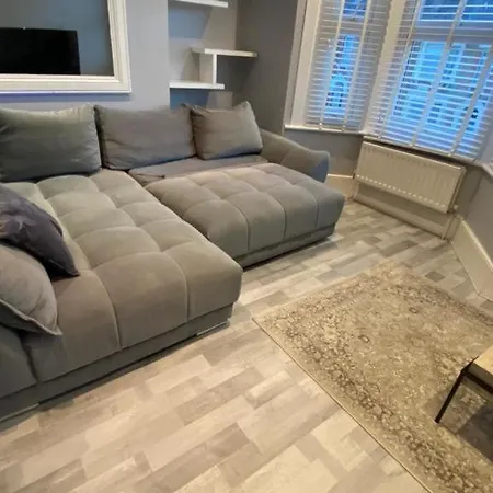 Double And Single Bedrooms In London Flat-3