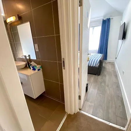 Cozy Modern Studio 3 With Free Parking-2