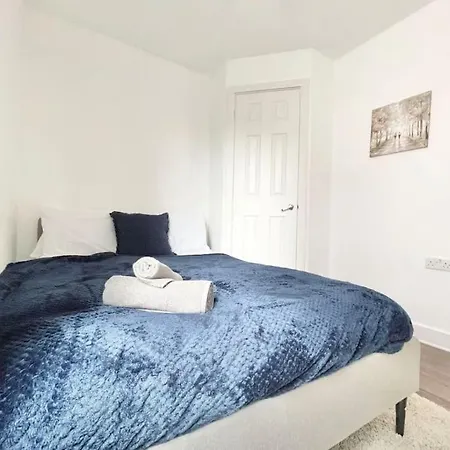 Spacious London Retreat-3
