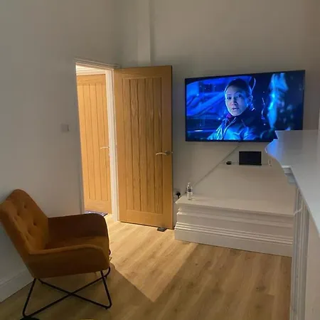 Stunning 1-Bed Apartment -Sleeps 2 & Central Links-2