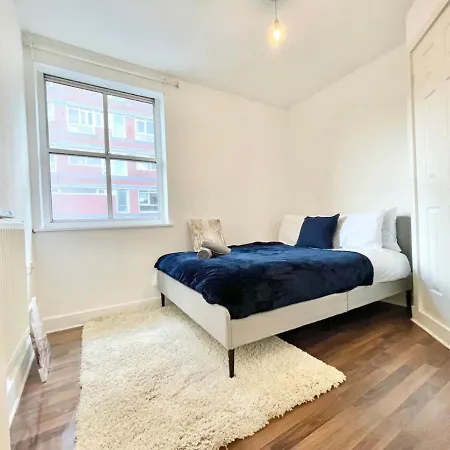 Spacious London Retreat-2