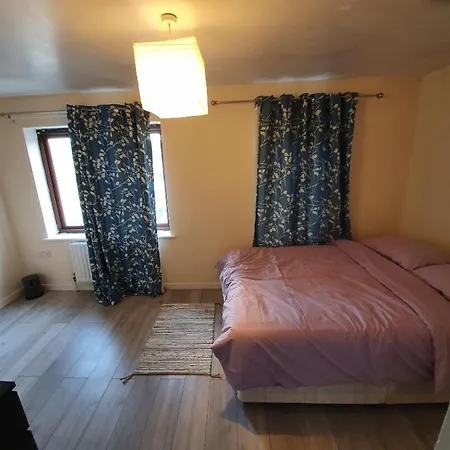 Large Room With Living Dining Rm Sleeps 4 People Free Car Parking Easy Access To Central London, O2 & Excel-2