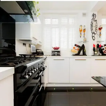 4 Bed Flat - Sleeps 14 - Parking - Game Room -Wifi-2