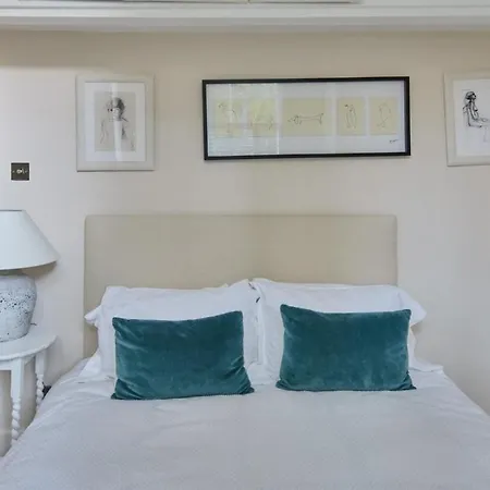 Beautiful Two Bedroom Flat In Kensington-2