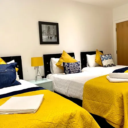 Dockland Excel 2 Bedroom Apartment-3