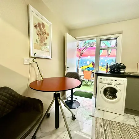 Bethnal Green Rooms R2-2