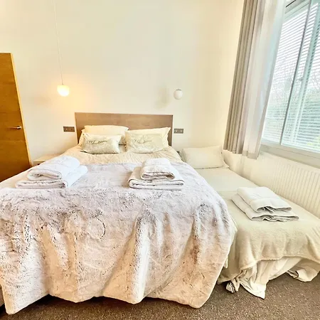Stylish 2Br Designer Flat Holland Park-3