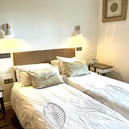 Stylish 2Br Designer Flat Holland Park-2