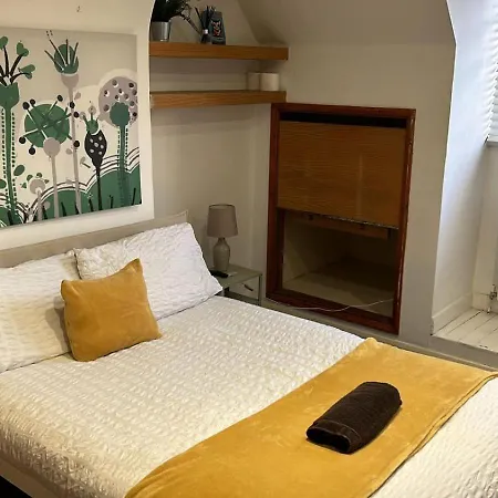 South London Comfy Large Double Bedroom 04-2