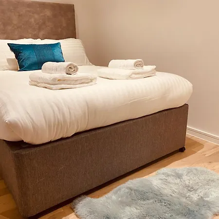 Spacious 3 Bed City Apartment With Terrace-3
