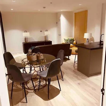 Spacious 3 Bed City Apartment With Terrace-2