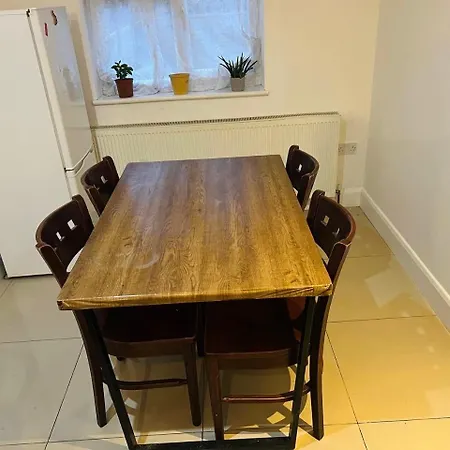 Two Beautiful Single Bed In Large King Size Room 11-2