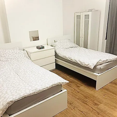 Two Beautiful Single Bed In Large King Size Room 11-3
