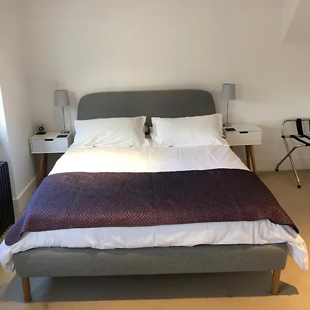 Kennington B & B-3