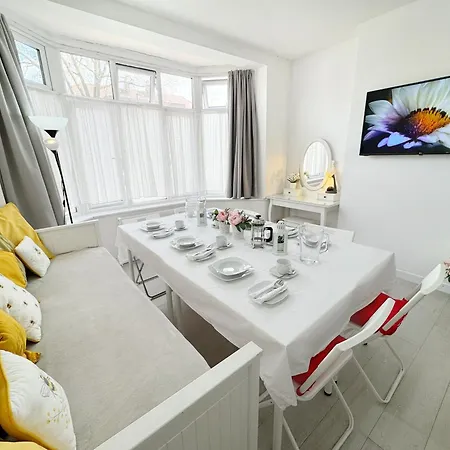 Luxurious House Near Excel- Air Conditioning, 9 Beds, 2 Baths, Garden, Fast Wifi-2