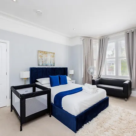 6 Bedroom House By Av Stays Acton Sleeps 11 Free Parking-3