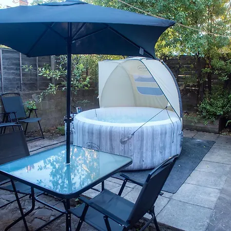 4 Bedroom House Parking & Garden Near Central London-3