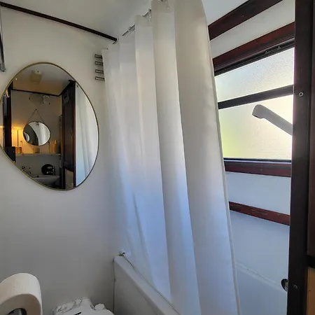 Comfy Canal Boat In Little Venice By Paddington For Family & Friends-2