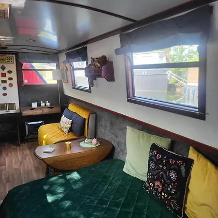 Comfy Canal Boat In Little Venice By Paddington For Family & Friends-3