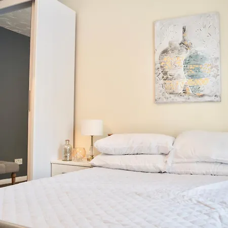 Stylish And Homely 4 Bedroom Home In East London-2