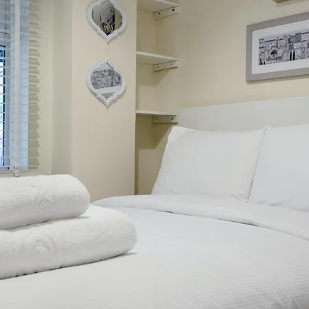 Stylish And Homely 4 Bedroom Home In East London-3