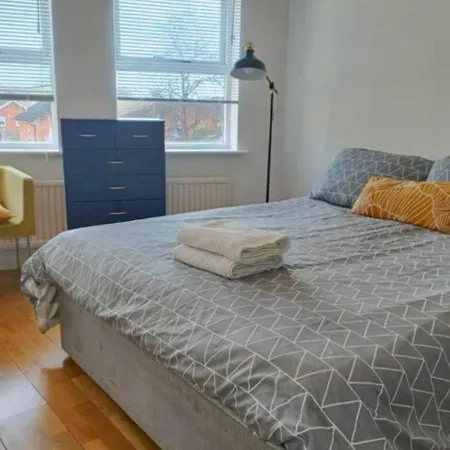 2 Bed Functional House Close To Manor Park Train Station-3