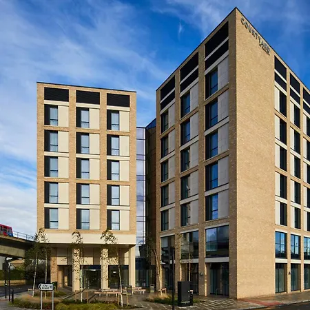 Courtyard By Marriott London City Airport-3