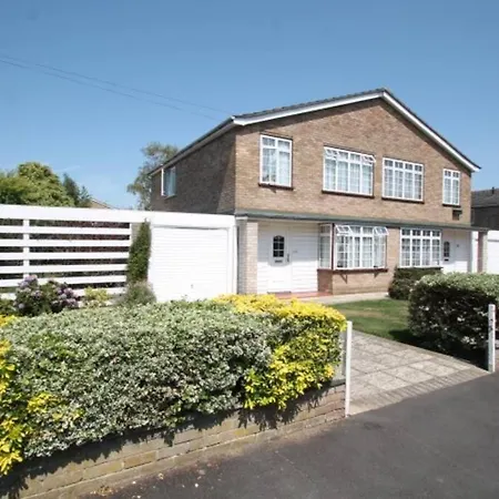 Nicely Decorated 3 Bedroom House Near Heathrow, London-2