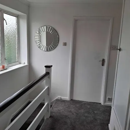 Nicely Decorated 3 Bedroom House Near Heathrow, London-3