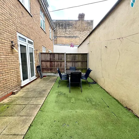 4 Bedrooms House, 3 Bathrooms , Separate Reception, Full Kitchen, Garden, Parking-2