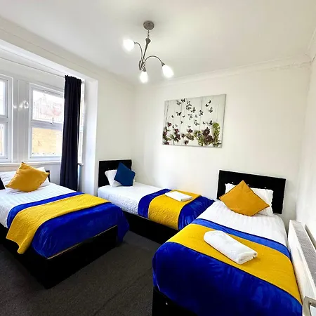 4 Bedrooms House, 3 Bathrooms , Separate Reception, Full Kitchen, Garden, Parking-3