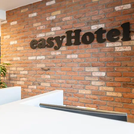 Easyhotel Victoria-3