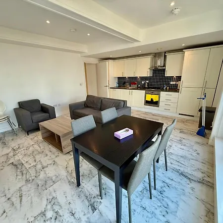 Deluxe Entire Apartment With 2X Bedrooms, 2X Bathrooms And A Big Living Room In The Olympic Park And Westfield At Stratford-3