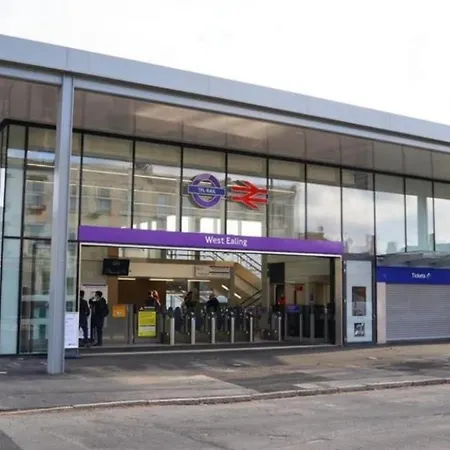 West London Luxury Oasis, Ealing Broadway - Best Location!!!-3