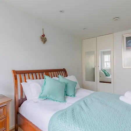 Stunning 3 Bedroom House With Garden In Battersea-3