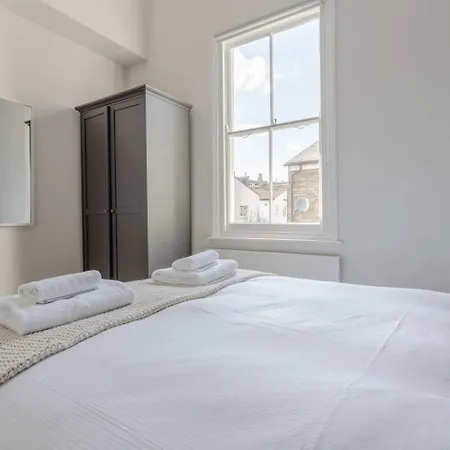 Stunning 3 Bedroom 2 Bath In Fantastic Location-2