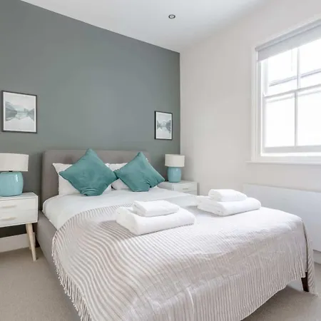 Stunning 3 Bedroom 2 Bath In Fantastic Location-3