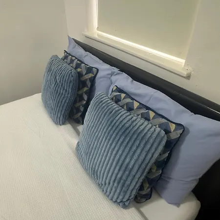 Small Cozy Private Bedroom Zone1-2