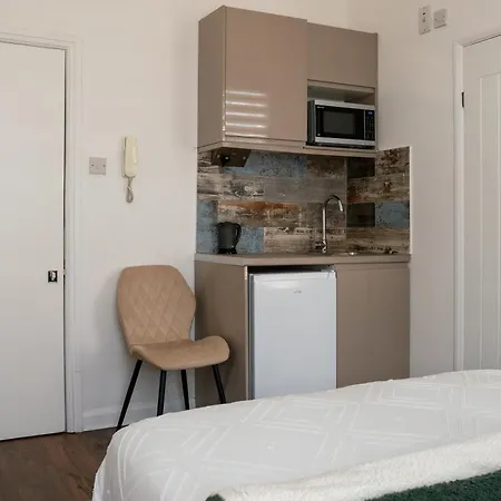 Dalston Luxe Studios, 10 Minutes Away From Liverpool Train Station-3